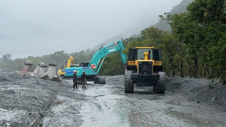 馬太鞍溪堰塞湖溢流致道路中斷　花蓮警啟動多點交通管制
