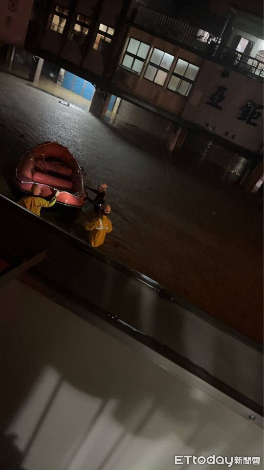 ▲鳳凰颱風狂炸宜蘭，羅東街道嚴重淹水。（圖／民眾提供）