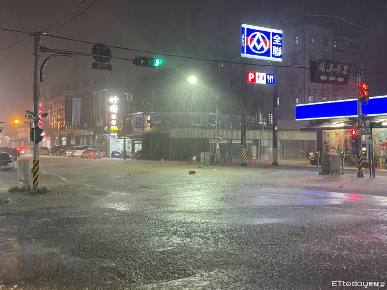 鳳凰暴雨炸宜蘭！羅東水淹騎樓、蘇澳積水到肩　居民搭橡皮艇急撤