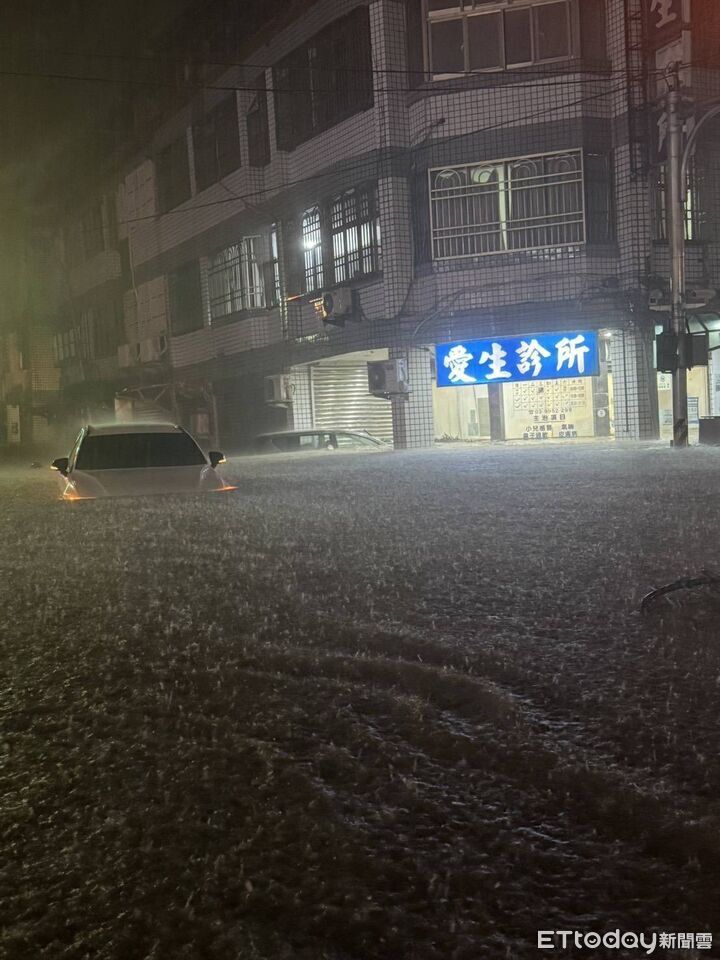 ▲鳳凰颱風狂炸宜蘭，羅東街道嚴重淹水。（圖／民眾提供）