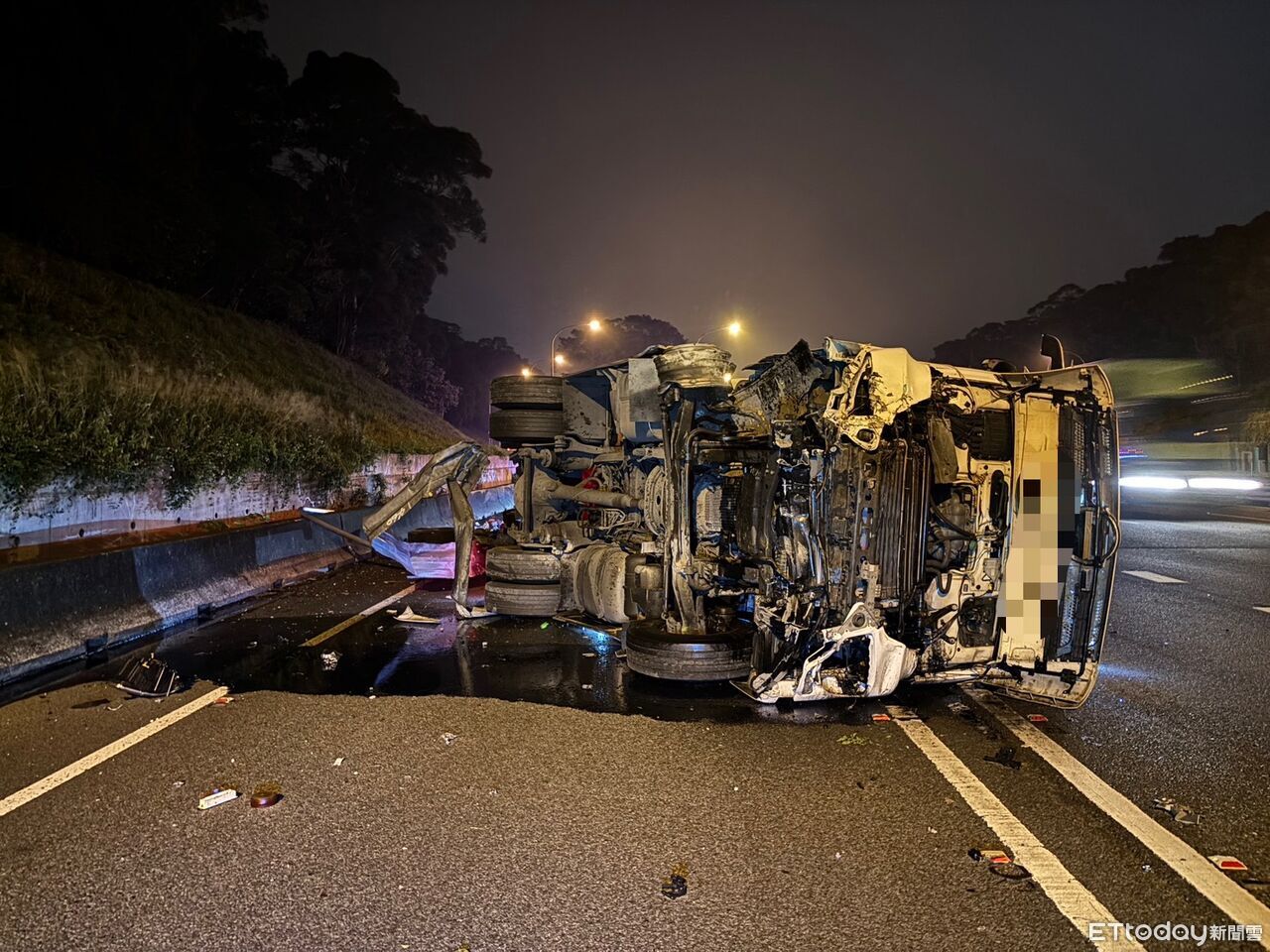 休息完上路就出事!國道物流貨櫃車撞護欄側翻 駕駛分心釀禍