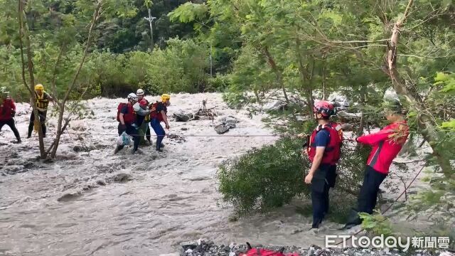 宜蘭白米溪暴漲住戶受困!消防架設繩索溯溪驚險搶救