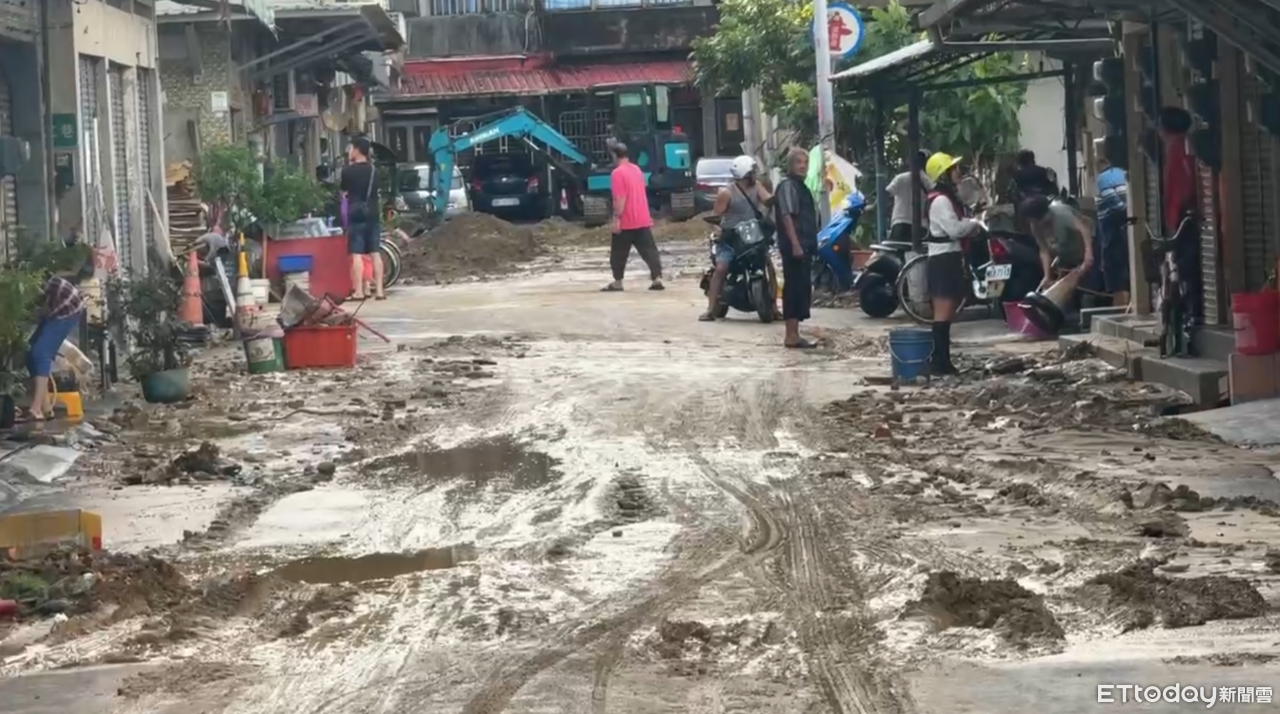 放颱風假還是要早起!宜蘭南方澳泥水淹進家 滿地爛泥居民無奈