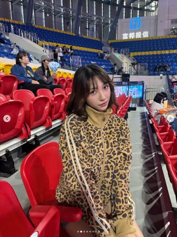 ▲▼豹紋正妹跟南珉貞尬舞，絲毫不遜色。（圖／翻攝IG／i.am_heeming）