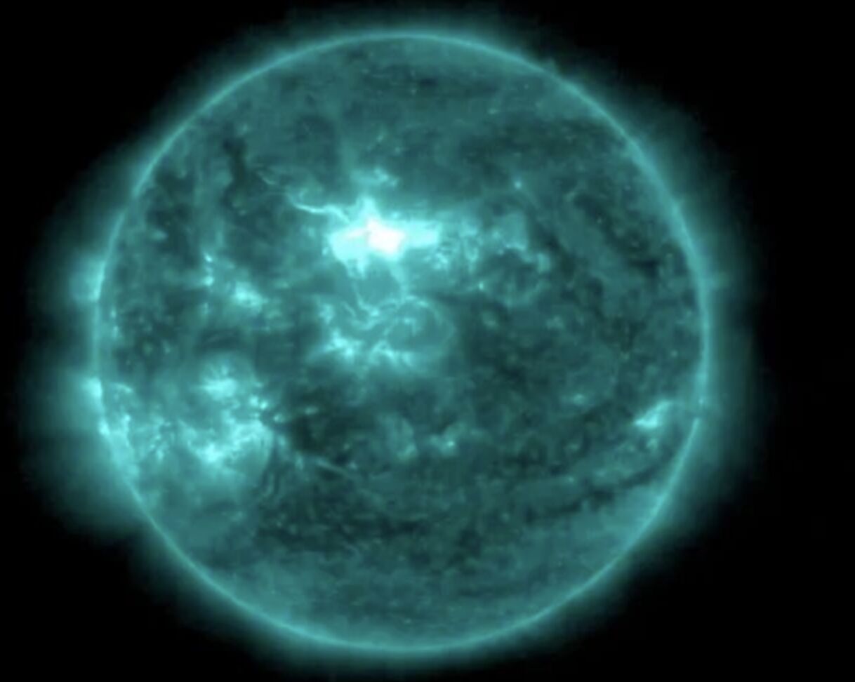 ▲太陽活動頻繁作用在地磁活動上，高緯度地區便會出現極光。（圖／翻攝紅星新聞）