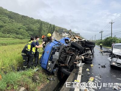 快訊/台11線花蓮豐濱段3車相撞!貨車側翻卡溝駕駛當場死亡