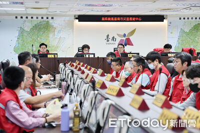 鳳凰颱風風雨漸強　黃偉哲早勘沿海災點、防颱會報下令全面戒備