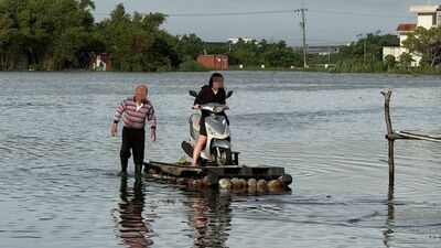 五結鄉大淹!護理師「人車搭竹筏」渡水畫面曝 急到院上班救傷患
