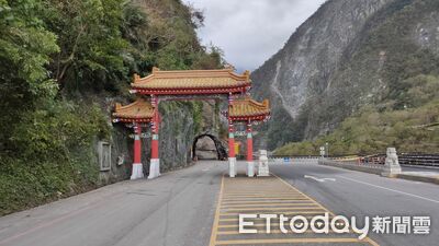太魯閣牌樓被撞「東西橫貫公路」題字掉下來了 11/17起施工