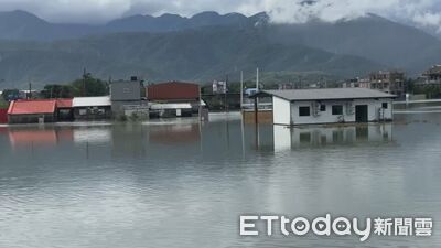 冬山鄉慘淹！民宅變「水上屋」冰箱漂馬路　「兩棲」小貨車硬闖