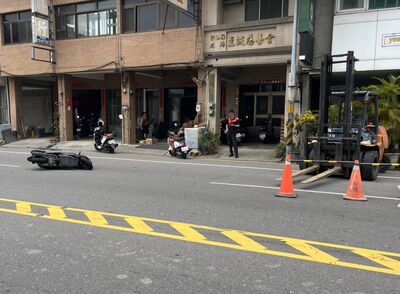 堆高機迴轉「牙叉」險害命!騎土閃不及撞上 人車噴飛畫面曝