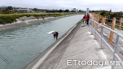 快訊／嘉南大圳驚見車輛漂浮　車內男子被救出已死亡