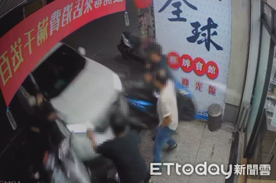 恐怖畫面！雲林轎車「飛彈式」直衝店家　4人門口閒聊遭撞進店裡