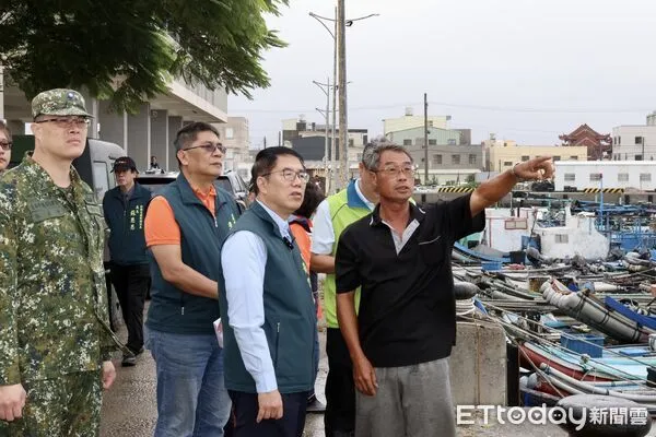 ▲黃偉哲市長今早冒風雨視察北門蘆竹溝漁港復建情形，關心漁民防颱準備狀況。（記者林東良翻攝，下同）