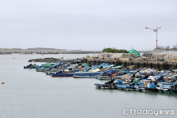 ▲黃偉哲市長今早冒風雨視察北門蘆竹溝漁港復建情形，關心漁民防颱準備狀況。（記者林東良翻攝，下同）
