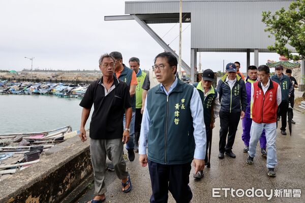▲黃偉哲市長今早冒風雨視察北門蘆竹溝漁港復建情形，關心漁民防颱準備狀況。（記者林東良翻攝，下同）