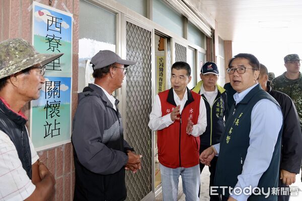 ▲黃偉哲市長今早冒風雨視察北門蘆竹溝漁港復建情形，關心漁民防颱準備狀況。（記者林東良翻攝，下同）