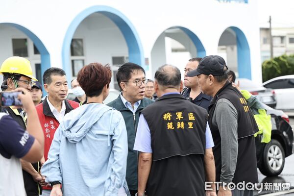 ▲黃偉哲市長今早冒風雨視察北門蘆竹溝漁港復建情形，關心漁民防颱準備狀況。（記者林東良翻攝，下同）