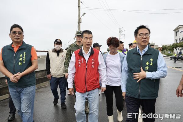 ▲黃偉哲市長今早冒風雨視察北門蘆竹溝漁港復建情形，關心漁民防颱準備狀況。（記者林東良翻攝，下同）