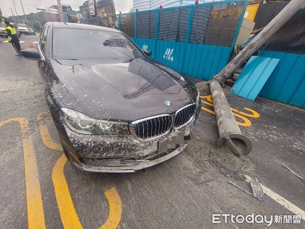 ▲樹林捷運工地吊掛作業意外，鐵管掉落砸中經過的BMW。（圖／記者陸運陞翻攝）