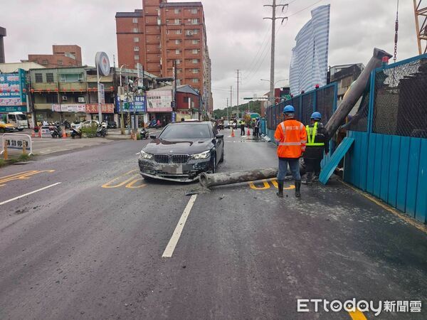 ▲樹林捷運工地吊掛作業意外，鐵管掉落砸中經過的BMW。（圖／記者陸運陞翻攝）