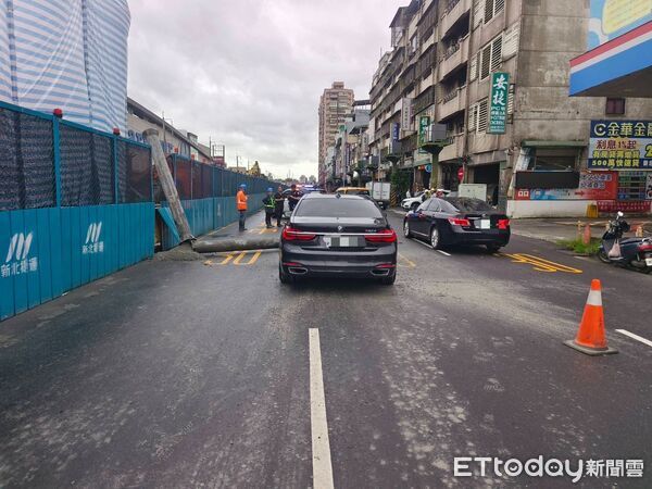 ▲樹林捷運工地吊掛作業意外，鐵管掉落砸中經過的BMW。（圖／記者陸運陞翻攝）
