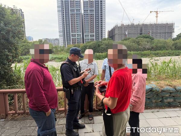 ▲▼烏日警方勸離烏溪河畔12名釣客。（圖／警方提供，下同）