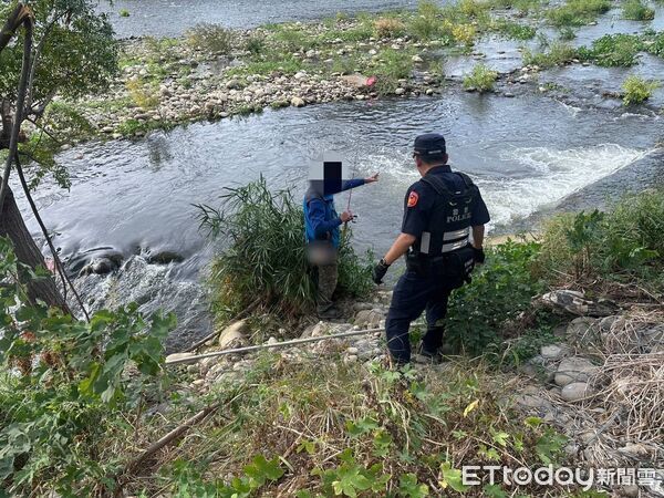 ▲▼烏日警方勸離烏溪河畔12名釣客。（圖／警方提供，下同）