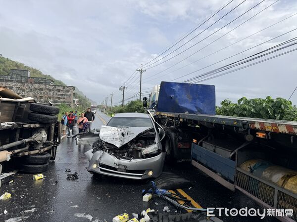▲▼台11線花蓮縣豐濱鄉路段12日上午發生嚴重車禍。(圖／記者王兆麟翻攝)