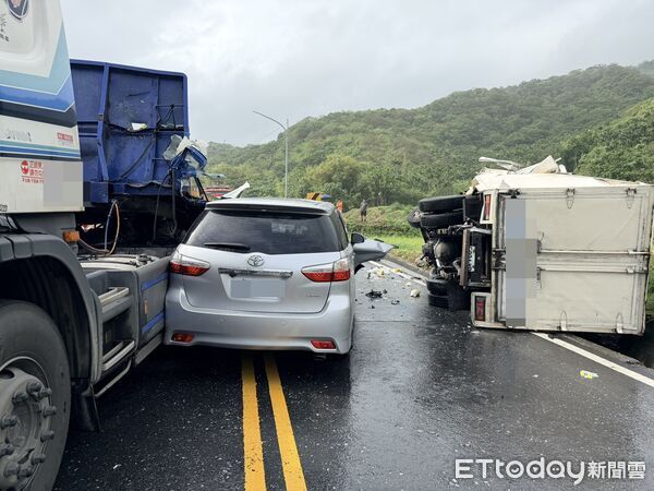 ▲▼台11線花蓮縣豐濱鄉路段12日上午發生嚴重車禍。(圖／記者王兆麟翻攝)