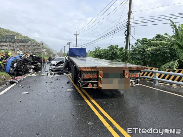▲▼台11線花蓮縣豐濱鄉路段12日上午發生嚴重車禍。(圖／記者王兆麟翻攝)