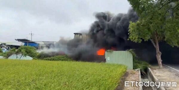 ▲新營區中古車材料行竄出大量黑煙明火，消防出動13車25人全力搶救。（記者林東良翻攝）