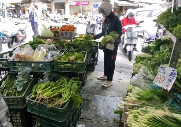▲彰化市傳統市場湧入人潮，菜價平穩民眾爭相購買。（圖／民眾提供）