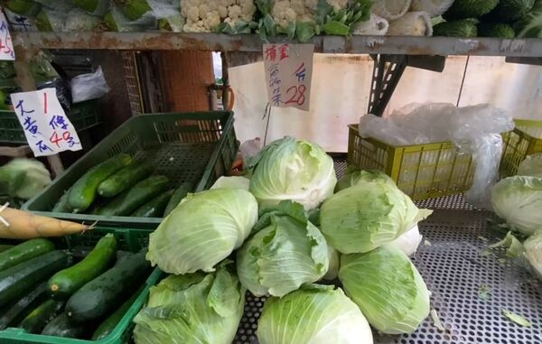 ▲彰化市傳統市場湧入人潮，菜價平穩民眾爭相購買。（圖／民眾提供）