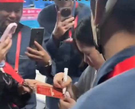 ▲▼全紅嬋賽後幫撤場工人一一簽名。（圖／翻攝自微博）