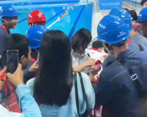 ▲▼在人群中簽名的全紅嬋。（圖／翻攝自微博）