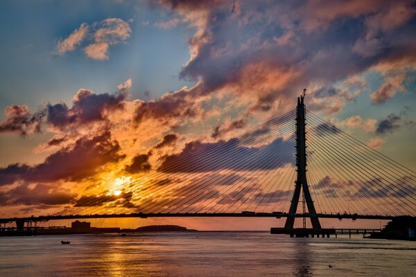 ▲今年煙火以「淡江大橋」為主角，橋身燈光與煙火交織出絢爛畫面，淡水將捷金鬱金香酒店可清楚看到。（圖／業者提供）