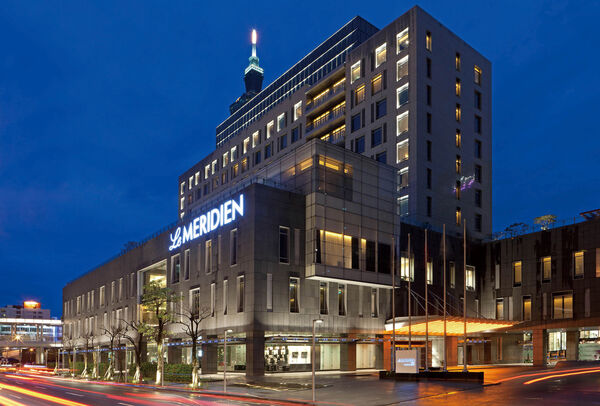 ▲台北艾麗酒店跨年,7樓戶外泳池,台北艾麗酒店煙火景觀房,寒舍艾美酒店。（圖／寒舍集團提供）