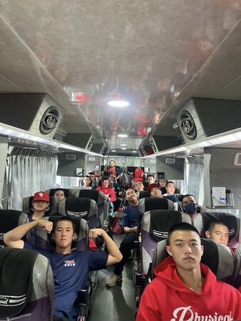 ▲▼台東體中因火車停駛改搭遊覽車，12小時長征才抵達台北。（圖／台東體中提供）