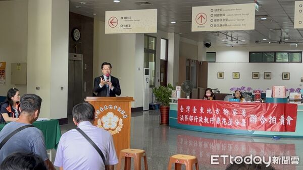 ▲▼台東地方檢察署拍賣會，民眾仍風雨無阻踴躍參與。（圖／花蓮分署提供，下同）