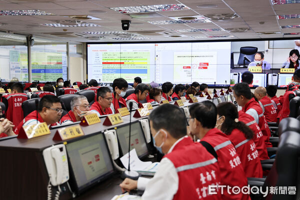 ▲黃偉哲市長今早主持「鳳凰颱風防颱第二次工作會報」，提醒團隊風雨未過前絕不可鬆懈。（記者林東良翻攝，下同）