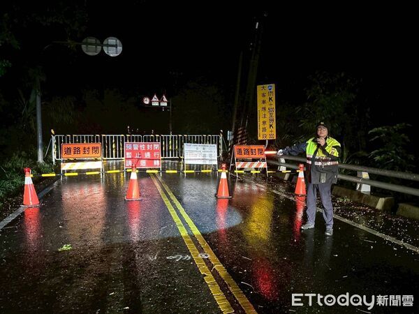 ▲關山南橫警協助公路單位防颱。（圖／記者楊晨東翻攝）
