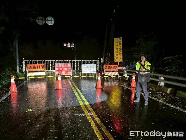 ▲關山南橫警協助公路單位防颱。（圖／記者楊晨東翻攝）