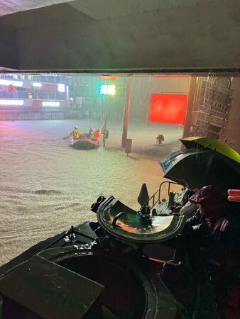 ▲陸戰隊登陸戰車大隊至聖愛里、蘇北里民貴街協助災民撤離。（圖／六軍團提供）