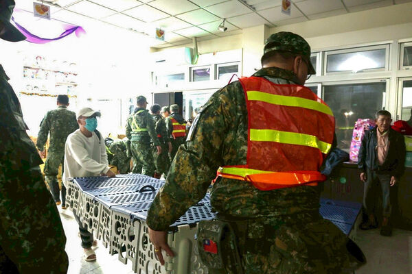 ▲▼步兵153旅至蘇西活動中心搬運物資與架設摺疊床。（圖／六軍團提供）