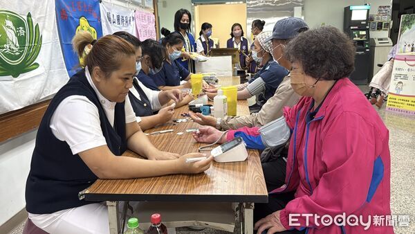 ▲民眾冒雨參加血糖血壓檢測活動。（圖／記者楊晨東翻攝）