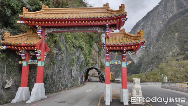 ▲▼太魯閣牌樓「東西橫貫公路」被撞掉1年終於開始修復。(圖／太管處提供)