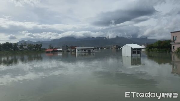▲▼ 宜蘭冬山鄉珍珠一路淹水嚴重 （圖／記者黃彥傑翻攝）