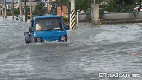 ▲▼ 宜蘭冬山鄉珍珠一路淹水嚴重 （圖／記者黃彥傑翻攝）