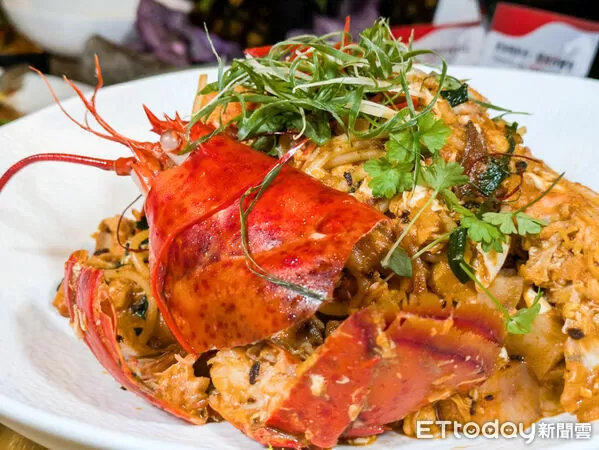 ▲晶華酒店邀新加坡法餐之父客座指導　端出招牌肉骨茶、炒龍蝦麵。（圖／記者黃士原攝）